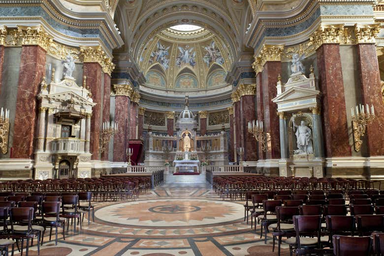 L'interno della basilica